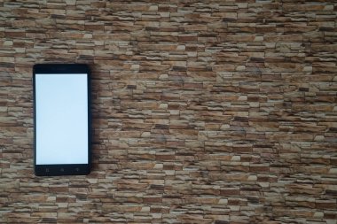 Arka plan karşı karşıya taş üstünde Smartphone perde