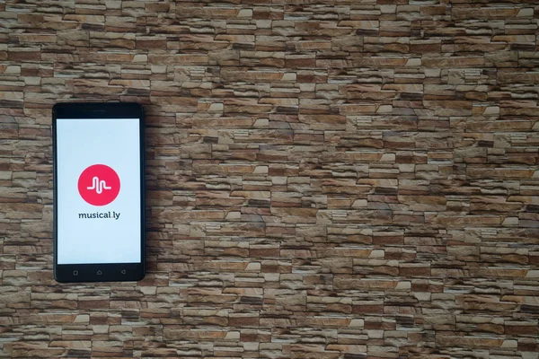 Logotipo Musical.ly en la pantalla del teléfono inteligente sobre fondo de piedra — Foto de Stock