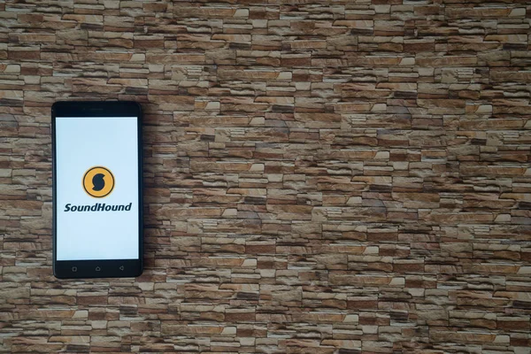 Logotipo de Soundhound en la pantalla del teléfono inteligente sobre fondo de piedra — Foto de Stock