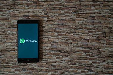 Whatsapp logo üstünde smartphone perde arka plan karşı karşıya taş