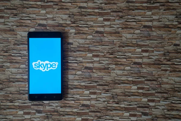 Logotipo de Skype en la pantalla del teléfono inteligente sobre fondo de piedra — Foto de Stock