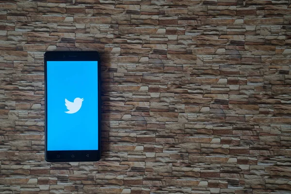 Logotipo do Twitter na tela do smartphone no fundo de pedra — Fotografia de Stock