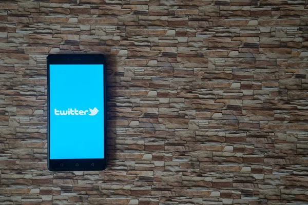 Logotipo do Twitter na tela do smartphone no fundo de pedra — Fotografia de Stock