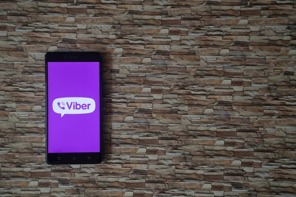 Логотип Viber на экране смартфона на фоне камня — стоковое фото