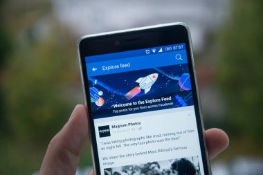 Facebook keşfetmek besleme üstünde hareket eden telefon