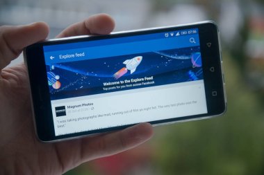 Facebook keşfetmek besleme üstünde hareket eden telefon
