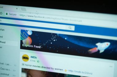 Facebook keşfetmek besleme dizüstü bilgisayar ekranında