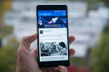 Facebook keşfetmek besleme üstünde hareket eden telefon
