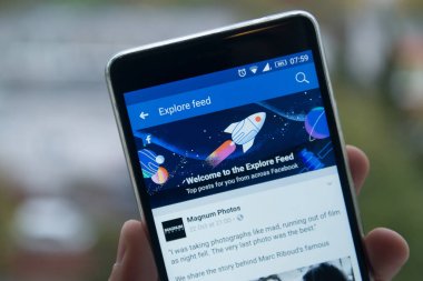 Facebook keşfetmek besleme üstünde hareket eden telefon