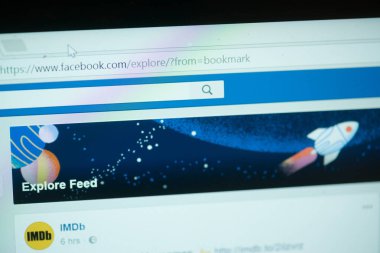Facebook keşfetmek besleme dizüstü bilgisayar ekranında