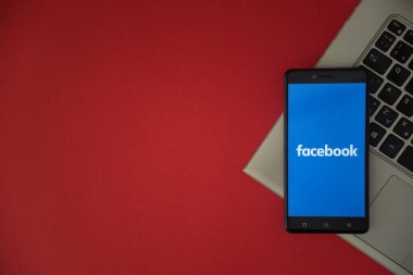 Facebook logo üstünde laptop klavye üzerinde yerleştirilen smartphone perde. 