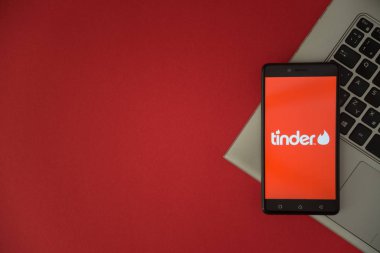 KAV logo üstünde laptop klavye üzerinde yerleştirilen smartphone perde. 