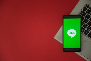 Satır logo üstünde laptop klavye üzerinde yerleştirilen smartphone perde. 