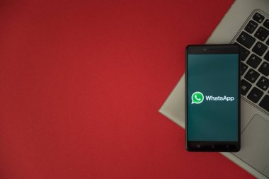 Whatsapp logo üstünde laptop klavye üzerinde yerleştirilen smartphone perde. 