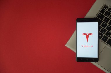 Tesla logo üstünde laptop klavye üzerinde yerleştirilen smartphone perde. 