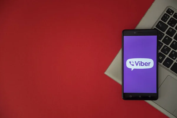 Logotipo Viber en la pantalla del teléfono inteligente colocado en el teclado portátil . — Foto de Stock