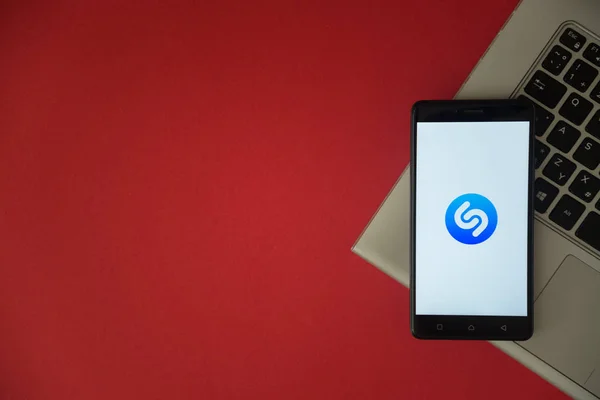 Shazam λογότυπο στην οθόνη του smartphone τοποθετείται στο πληκτρολόγιο lap-top. — Φωτογραφία Αρχείου