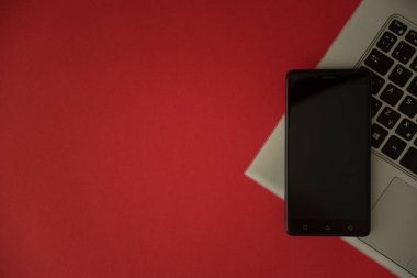 Laptop klavye üzerinde yerleştirilen Smartphone Ekran. 