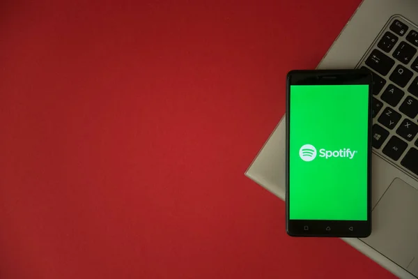 Spotify λογότυπο στην οθόνη του smartphone τοποθετείται στο πληκτρολόγιο lap-top. — Φωτογραφία Αρχείου