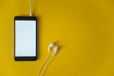 Sarı arka plan ekranda Smartphone