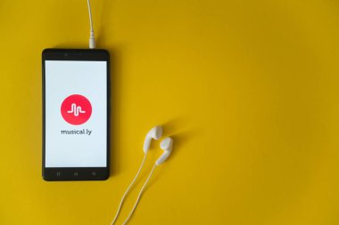 Musical.ly logo üstünde smartphone perde Sarı zemin üzerine