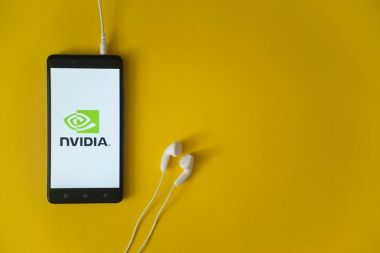 Nvidia logosu smartphone ekranında Sarı zemin üzerine