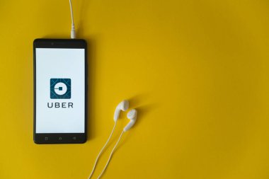 Uber logo üstünde smartphone perde Sarı zemin üzerine