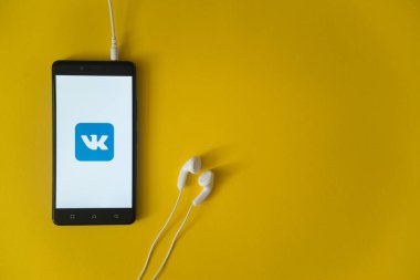 Vkontakte logo üstünde smartphone perde Sarı zemin üzerine