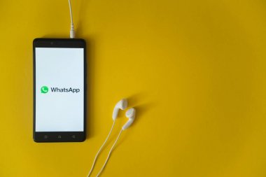 Whatsapp logo üstünde smartphone perde Sarı zemin üzerine