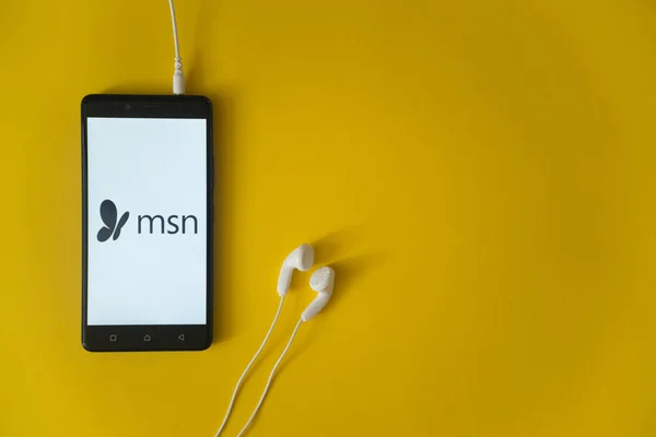 Логотип MSN на экране смартфона на желтом фоне — стоковое фото
