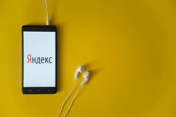 Logotipo Yandex na tela do smartphone no fundo amarelo — Fotografia de Stock