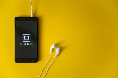 Uber logo üstünde smartphone perde Sarı zemin üzerine