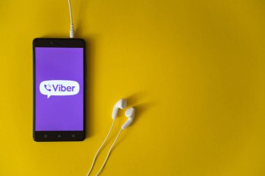 Viber logo üstünde smartphone perde Sarı zemin üzerine