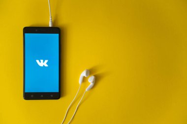 Vkontakte logo üstünde smartphone perde Sarı zemin üzerine