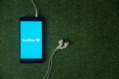 Logo üstünde smartphone perde yeşil çim zemin üzerine heyecan.