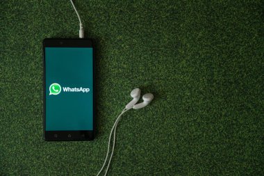 Whatsapp logo üstünde smartphone perde yeşil çim zemin üzerine.