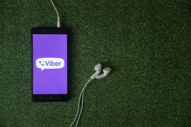 Viber logo üstünde smartphone perde yeşil çim zemin üzerine.