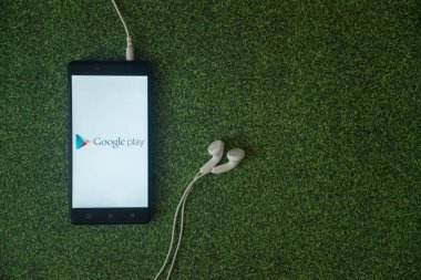 Google smartphone ekranında yeşil çim zemin üzerine logo oynamak.