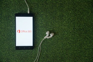 Microsoft office 365logo smartphone ekranında yeşil çim zemin üzerine.