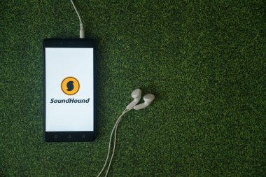SoundCloud logo üstünde smartphone perde yeşil çim zemin üzerine.