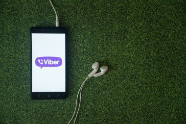Viber logo üstünde smartphone perde yeşil çim zemin üzerine.