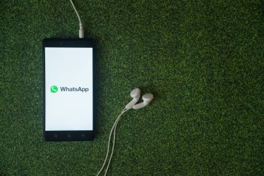 Whatsapp logo üstünde smartphone perde yeşil çim zemin üzerine.