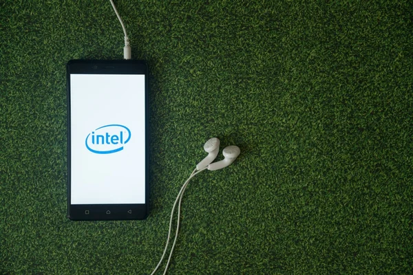 Логотип Intel на экране смартфона на зеленом фоне . — стоковое фото