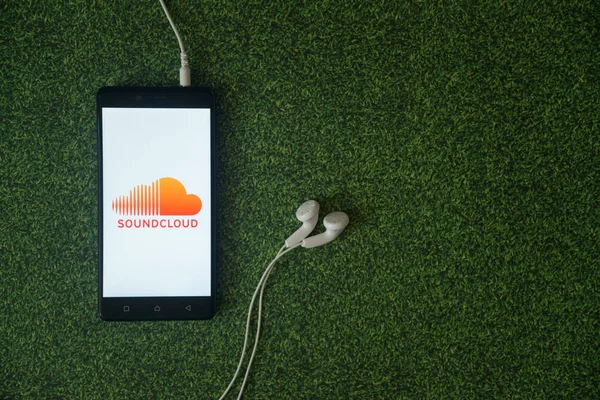 Логотип Soundcloud на экране смартфона на зеленом фоне . — стоковое фото