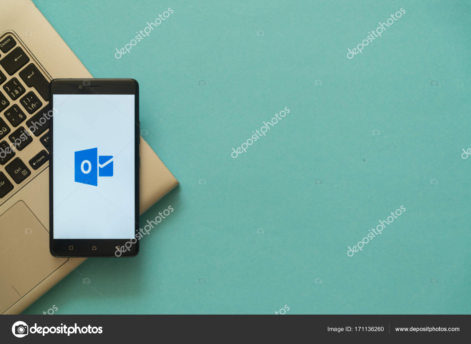 Логотип Microsoft Office Outlook На Смартфоне Размещен На.
