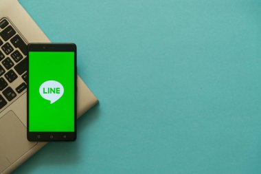 Laptop klavye üzerinde yerleştirilen akıllı telefon hattı logo.