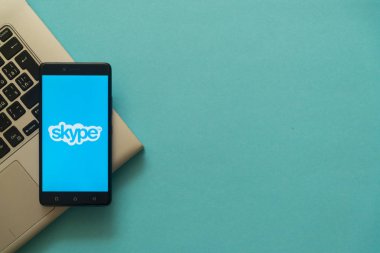 Skype logo laptop klavye üzerinde yerleştirilen akıllı.