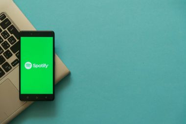 Laptop klavye üzerinde yerleştirilen smartphone logosuna spotify.
