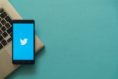 Laptop klavye üzerinde yerleştirilen smartphone logosuna heyecan.