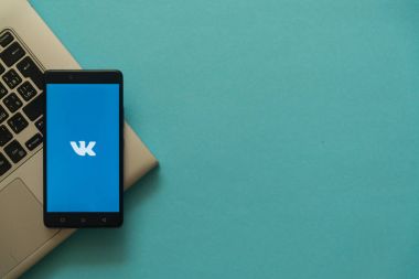 Laptop klavye üzerinde yerleştirilen smartphone logosuna Vkontakte.